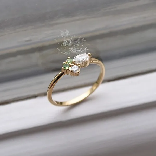 Eppi Eppi Zarter Ring mit Moissaniten und Tsavorit-Granaten Lowri, Weiss, – Produktbild 2 von 4