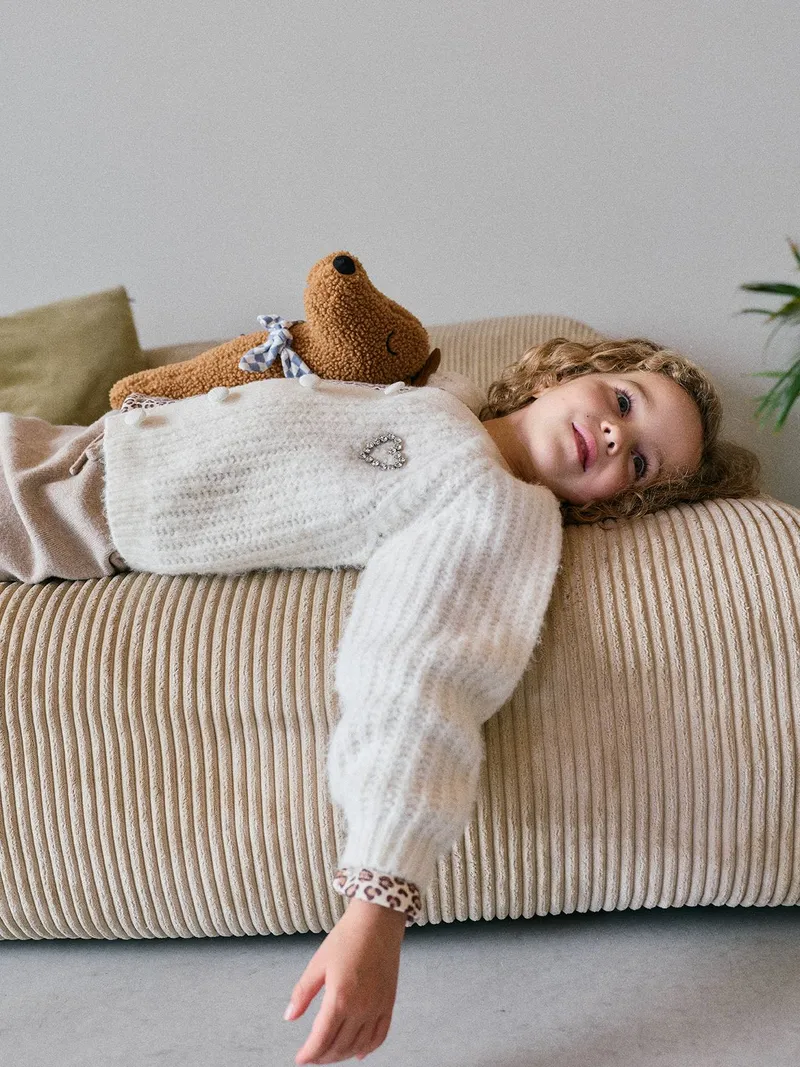 Vertbaudet Mädchen Strickjacke mit Schmuckstein-Herzapplikation Wollmix 43% Recycling-Polyester GRS-zertifiziert, Wollweiß, – Produktbild 2 von 4