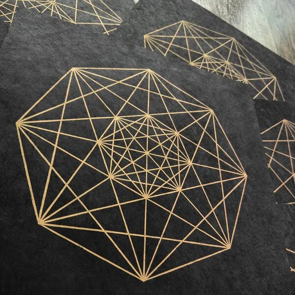 Veskor Cassiopeia Veskor Cassiopeia DEMIPENTERAKT Heilige Geometrie Linoldruck | 40 × 40 cm | Gold auf Schwarz – Produktbild 4 von 4