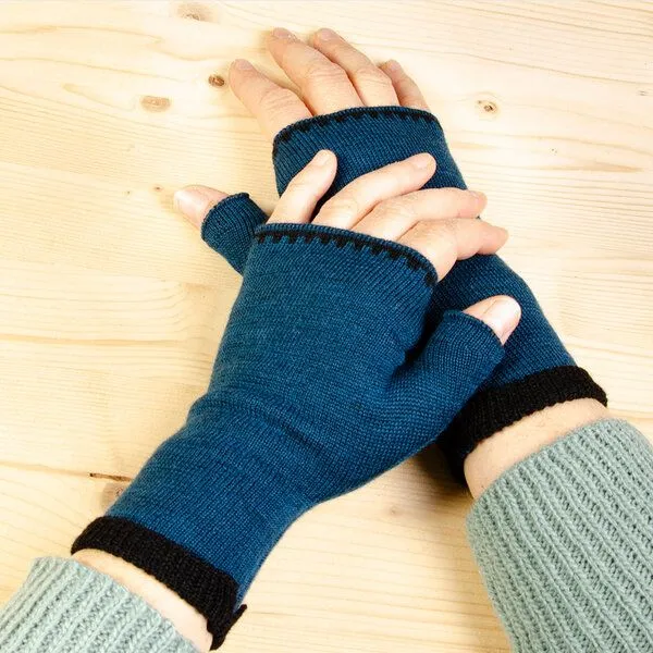 LANARTO slow fashion LANARTO slow fashion Pulswärmer mit kurzem Bündchen einfarbig gestrickt aus mulesingfreier Merinowolle, Petrol, – Produktbild 1 von 1