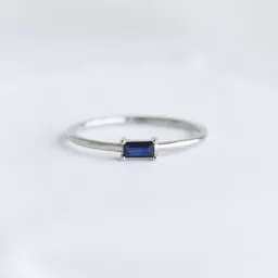 Eppi Eppi Ring mit Saphir im minimalistischen Design Koos – Produktbild 1 von 1