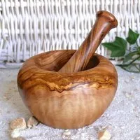 Olivenholz erleben Olivenholz erleben Mörser RUND inkl. Stößel (ca. 12 cm)  aus Olivenholz – Produktbild 1 von 1