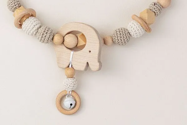 NoniKids Berlin NoniKids Berlin Kinderwagenkette Holz *Elefant Glocke* 2 Farben | Bio Baumwolle, Weiss/grau, – Produktbild 4 von 4