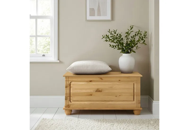 OTTO home Sitztruhe Finca, aus massivem Kiefernholz, 85 x 43 x 45 cm, mit praktischem Stauraum, Beige, – Produktbild 1 von 3