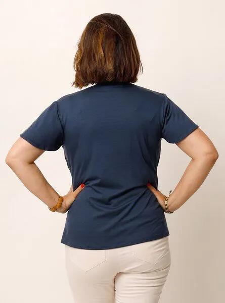 Peaces.bio - handbedruckte Biomode Peaces.bio - handbedruckte Biomode Romantic Shirt aus TENCEL, Navy, – Produktbild 3 von 4