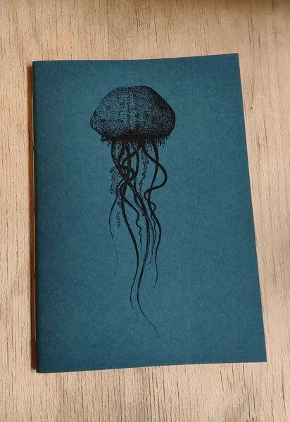 NanMa NanMa Handgebundenes Notizbuch „Qualle“ – In Österreich bedrucktes Skizzenbuch für Zeichnen und Journaling, Blau, – Produktbild 4 von 4