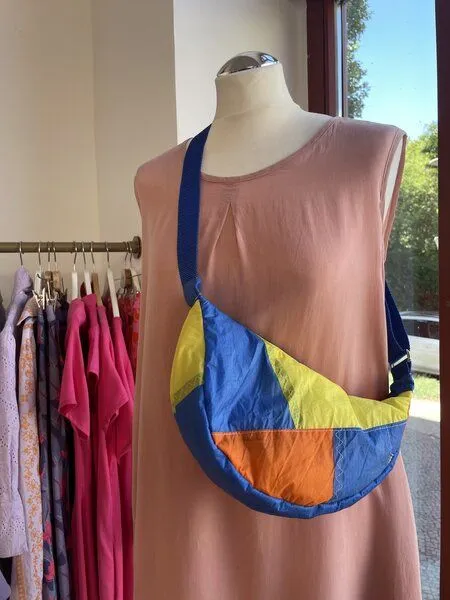 Skrabak Skrabak Upcycling-Bauchtasche aus Segeltuch (handgefertigte Unikate), Blau-gelb-orange, – Produktbild 4 von 4