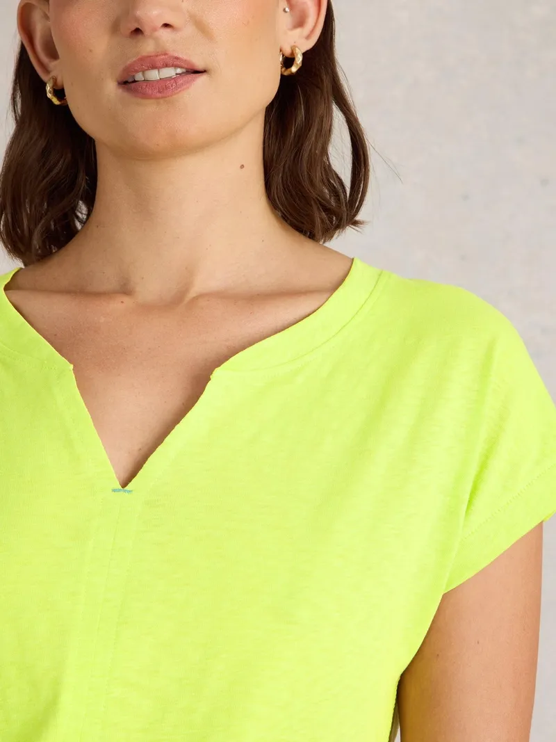 White Stuff T-Shirt Nelly mit Keilausschnitt - 34, Leuchtend gelb, – Produktbild 3 von 4