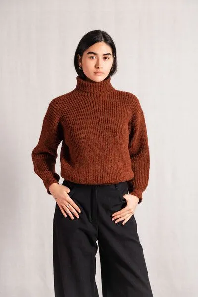 Jyoti - Fair Works Jyoti - Fair Works Baby-Alpaka Turtleneck Strickpullover Sabeti, Kastanie, – Produktbild 2 von 4