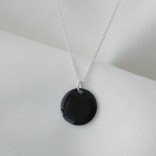 BELLYBIRD Jewellery BELLYBIRD Jewellery Halskette - emailliertes Plättchen, Anhänger aus Silber mit Emaille, Schwarz, – Produktbild 2 von 6