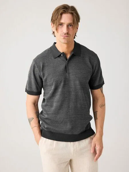 KnowledgeCotton Apparel KnowledgeCotton Apparel Gestricktes Kurzarm-Poloshirt aus Bio-Baumwolle, Schwarz-black-jet, – Produktbild 1 von 3