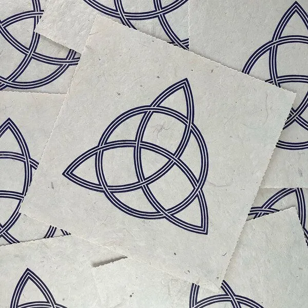 Veskor Cassiopeia Veskor Cassiopeia TRIQUETRA Heilige Geometrie Linoldruck | 22 × 22 cm | Indigo auf Naturweiß – Produktbild 2 von 4