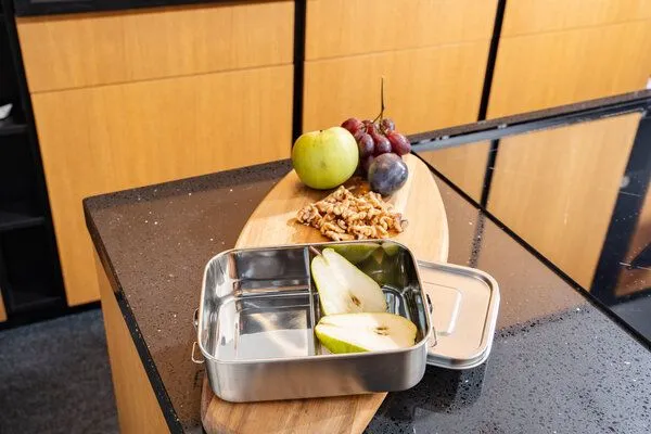 eTHikǝ eTHikǝ Lunchbox aus Edelstahl mit herausnehmbarer Trennwand – Produktbild 3 von 3