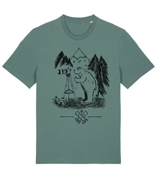 päfjes päfjes Foto T-Shirt | Fotokamera analogfotografie mit Bär - Unisex Männer Bio Siebdruck Shirt, Grün (green bay), – Produktbild 1 von 3