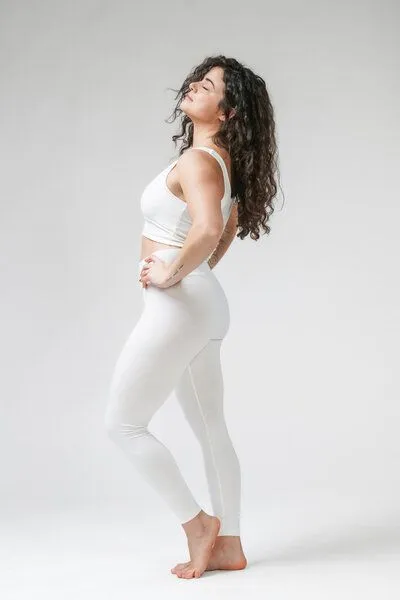 YogiLiebe YogiLiebe Yoga Legging "Kundalini" aus zertifizierter Bio-Baumwolle mit V high waist Bund, Weiss, – Produktbild 2 von 3