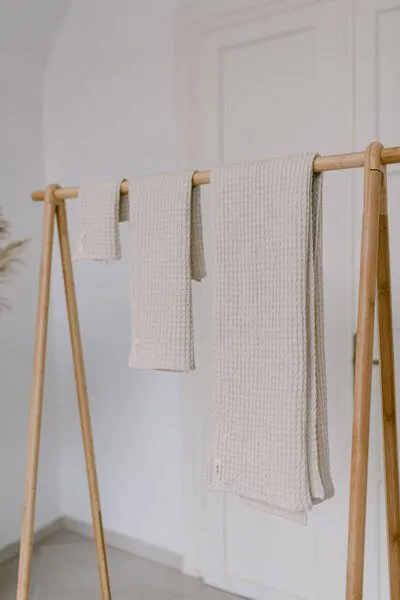 gust. gust. Waffelhandtuch - Badetuch aus Leinen und Bio-Baumwolle – Bath towel - 70x140 cm, Ivory (natur), – Produktbild 3 von 4
