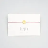 fejn jewelry fejn jewelry Armband 'satin disc' mit farbigen Textilband, Gold, – Produktbild 7 von 8