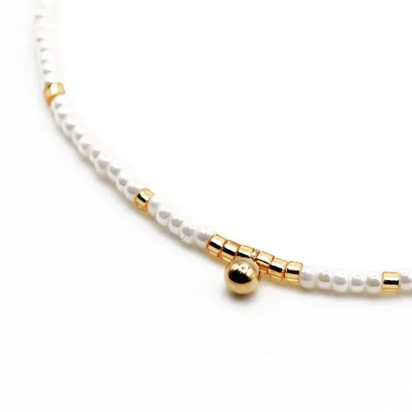 juni juni Boho Perlenarmband Luna vegan in cremeweiss mit Goldkugel Anhänger – Produktbild 3 von 4