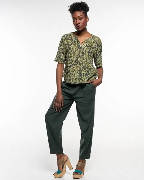 Alma & Lovis Alma & Lovis Print-Bluse aus Bio-Baumwoll-Batist | Batist Gep Raglanbluse, Mineral green (grün), – Produktbild 2 von 4