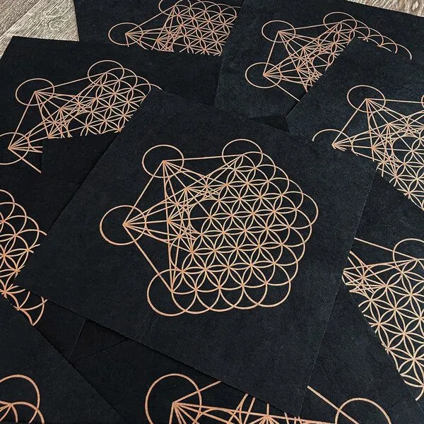 Veskor Cassiopeia Veskor Cassiopeia METAFLOWER Heilige Geometrie Linoldruck | 35 × 35 cm | Kupfer auf Schwarz – Produktbild 3 von 4