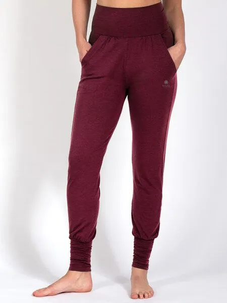 Magadi Magadi Yoga- und Wohlfühlhose Paula aus weichem Naturmaterial, mit Taschen, Rot (dark red), – Produktbild 1 von 3