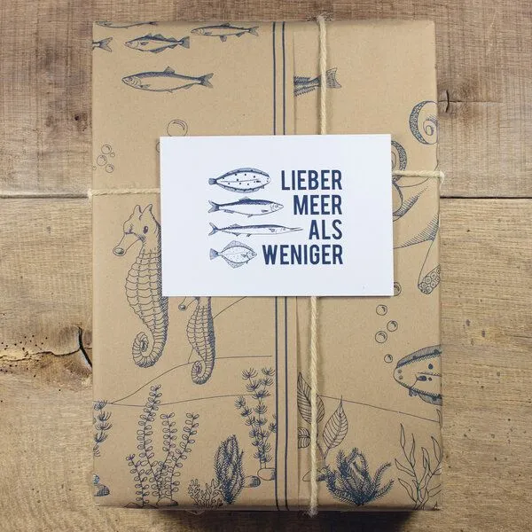 Bow & Hummingbird Bow & Hummingbird Postkarte Lieber Meer als weniger – Produktbild 2 von 3