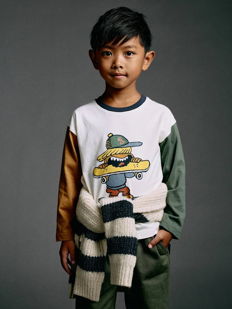 Vertbaudet Shirt mit kontrastfarbenen Ärmeln und Print Jungen, Wollweiß, – Produktbild 1 von 3