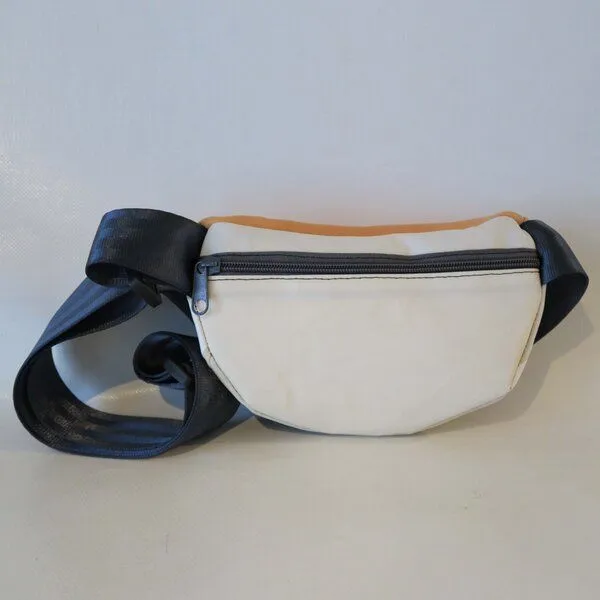 Leonca Leonca Upcycling Hip Bag aus Segel & Turnbockleder mit Moin-Druck in 3 Größen – Produktbild 3 von 4