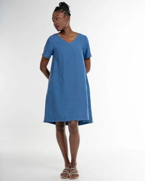Alma & Lovis Alma & Lovis Legeres Kleid mit V-Ausschnitt aus reinem Leinen | Linen V-Neck Dress, Delft (blau), – Produktbild 1 von 4