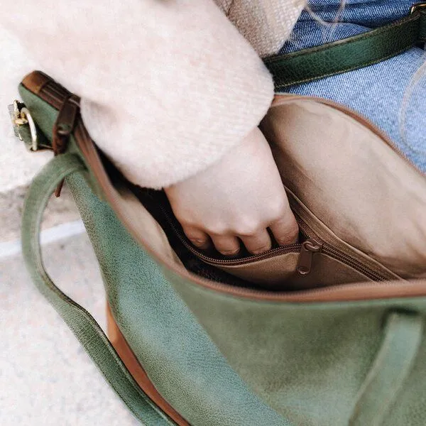 BOWLEANIES TASCHEN BOWLEANIES TASCHEN Shopper & Umhängetasche aus Lederfaserstoff mit Reißverschluss, Khaki & braun, – Produktbild 4 von 4