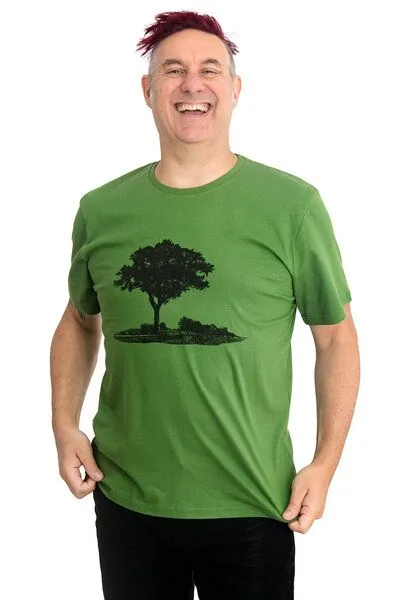 Hirschkind Hirschkind Fair-Trade-Männershirt "Baum am Oderbruch" - Made in Kenia - grasgrün – Produktbild 2 von 2