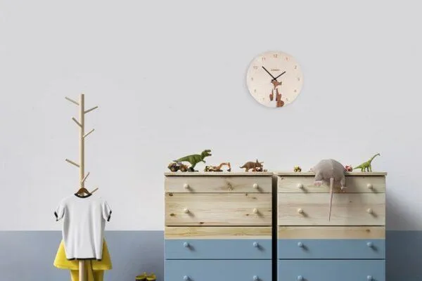 BeWooden BeWooden Holzuhr Fox Clock – handgefertigte Wanduhr aus Birkenholz mit Fuchs-Motiv – Produktbild 4 von 4