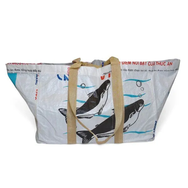 REFISHED fair fashion REFISHED fair fashion Tasche 'CARGO BAG' - upcycelte Fischfuttersäcke, #fish weiß, – Produktbild 1 von 3