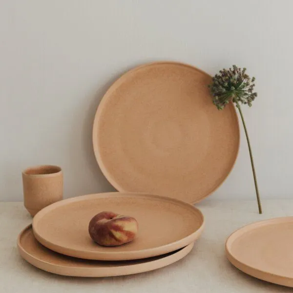 NAKOA NAKOA Speiseteller Keramik 4er Set | Handgefertigtes Steingut Geschirrset | Langlebig & Spülmaschinenfest | Mikrowellengeeignet | Hochwertige große Teller | Modernes Design | 28 x 2,5 cm, Sunny peach (orange), – Produktbild 3 von 4