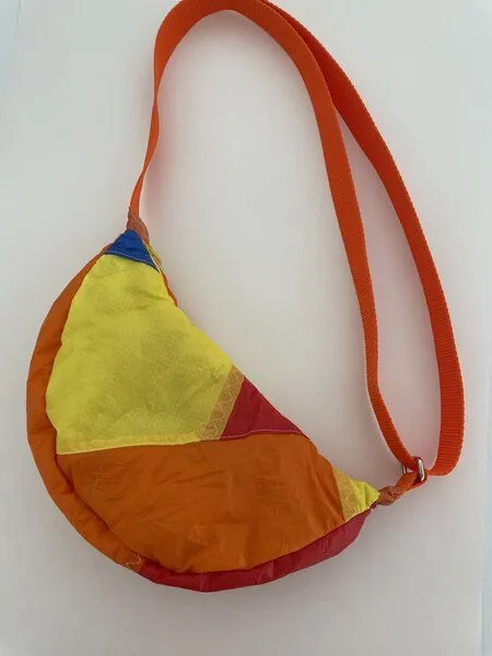 Skrabak Skrabak Upcycling-Bauchtasche aus Segeltuch (handgefertigte Unikate), Orange-gelb-rot-blau, – Produktbild 2 von 4