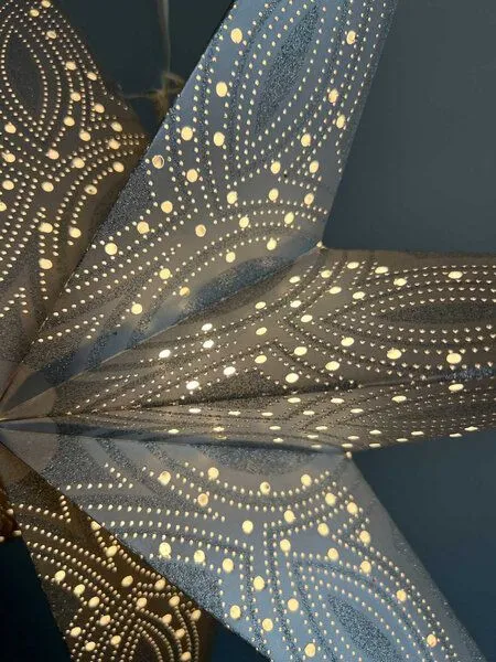 MoreThanHip MoreThanHip Weihnachtsstern aus Papier Ø60 cm inkl. Beleuchtungskabel - Nova, Silber mit silbernem glitter, – Produktbild 4 von 4
