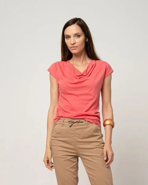 Alma & Lovis Alma & Lovis Shirt mit Wasserfall-Ausschnitt, aus Bio-Baumwolle | Short Cascade, Hellrot, – Produktbild 2 von 4