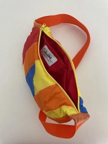 Skrabak Skrabak Upcycling-Bauchtasche aus Segeltuch (handgefertigte Unikate), Orange-gelb-rot-blau, – Produktbild 3 von 4