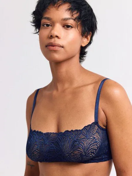erlich textil erlich textil Fluid Lace bügelloser Bandeau Bralette mit Spitze aus recyceltem Polyamid, made in Europe, Mitternachtblau, – Produktbild 2 von 3