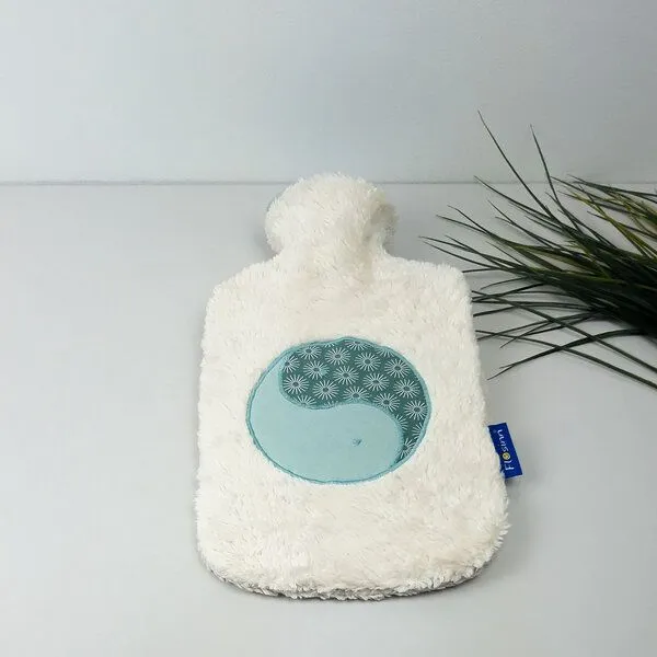 Flosinn Flosinn Kuschelige Wärmflaschen aus Bio-Teddyplüsch. Wärmflaschenbezug und Wärmflasche. Verschiedene Farben, Teddy mit grün / mint, – Produktbild 1 von 4