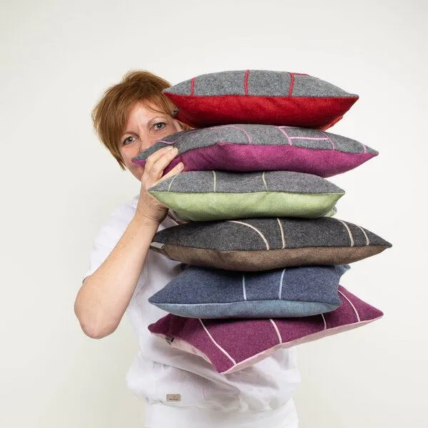 nahtur-design nahtur-design Dekokissen "zero-waste" aus kuscheliger Schurwolle | Unikate, Didi, – Produktbild 2 von 4