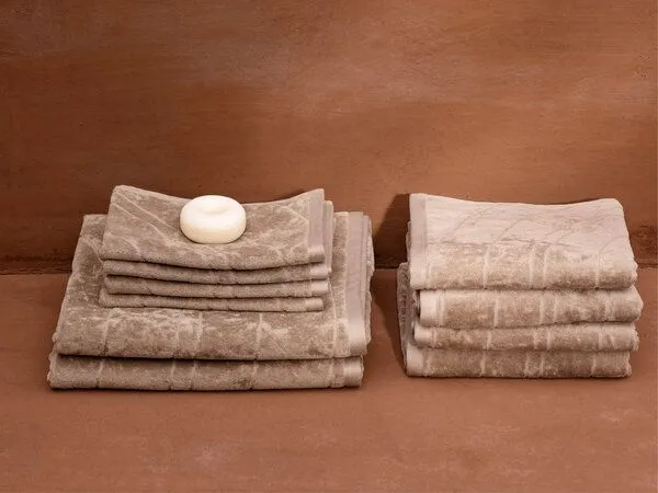 Yumeko Duschtücher Velours 70x140 - 2 Stk. "Yumeko" aus Bio-Baumwolle, Classic taupe, – Produktbild 1 von 4