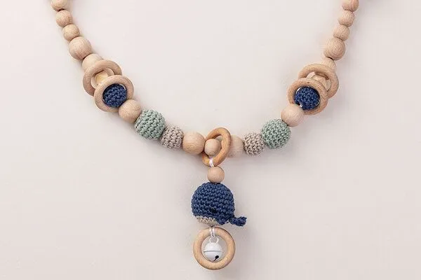 NoniKids Berlin NoniKids Berlin Kinderwagenkette Holz *Amigurumi Wal Rassel* 3 Farben | Bio Baumwolle, Blau, – Produktbild 2 von 3