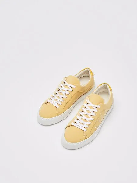 NINE TO FIVE NINE TO FIVE #clota - bequeme Pantolette aus recyceltem Canvas mit Naturlatex-Fussbett und Kork, Lemon cotton, – Produktbild 1 von 4