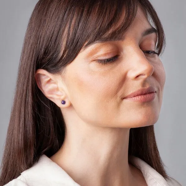 ALEXASCHA ALEXASCHA Winzige Ohrstecker aus recyceltem Glas 4mm, Amethystlila, – Produktbild 2 von 4