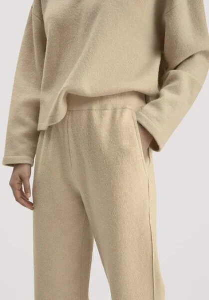 hessnatur hessnatur Strickhose Relaxed aus reiner Bio-Merinowolle, Goldsand, – Produktbild 2 von 3