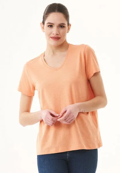ORGANICATION ORGANICATION Damen Basic T-Shirt aus Bio-Baumwolle mit V-Ausschnitt, Shell coral, – Produktbild 1 von 4