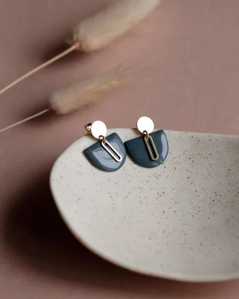 lille mus lille mus Ohrstecker 'Halbkreis Oval' aus Porzellan und 925 Silber, Grau, – Produktbild 1 von 6