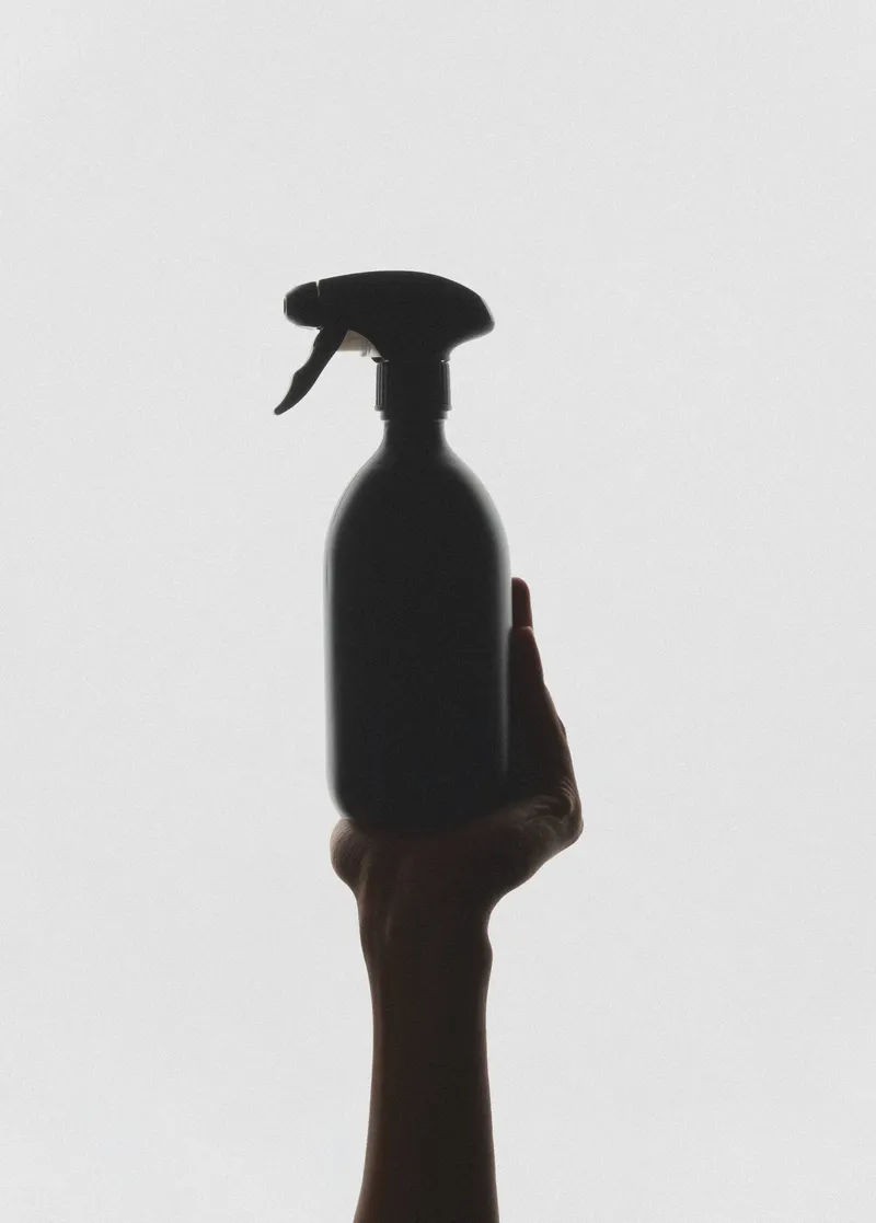 Schwarze Sprühflasche – Produktbild 1 von 4