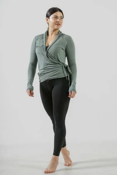 YogiLiebe YogiLiebe Wickelbluse „Lakshmi“ aus TENCEL Modal – handgenäht in Deutschland, Sage, – Produktbild 1 von 4